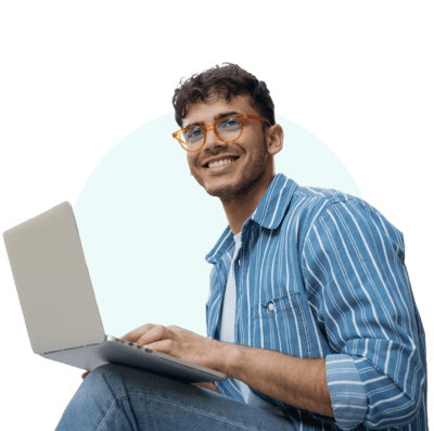 Etudiant sur son ordinateur portable