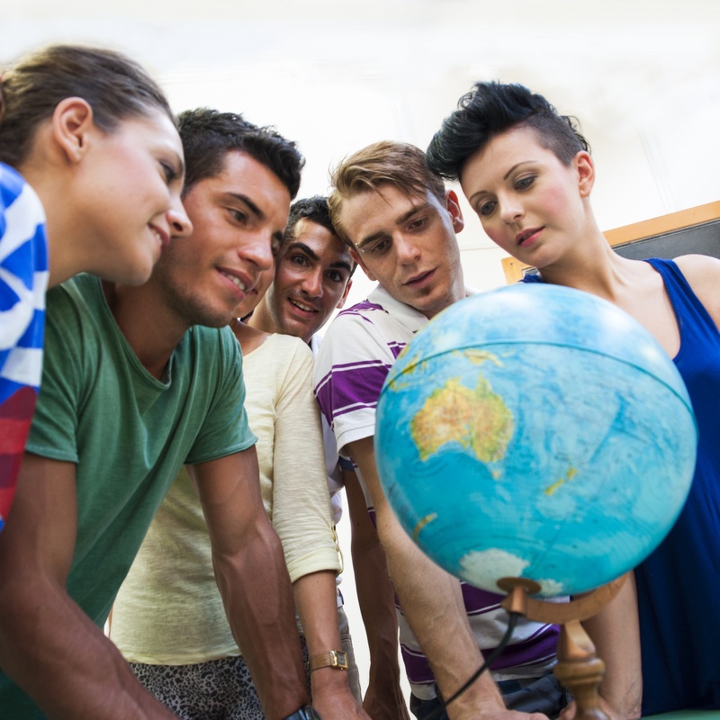 Student travel. Студенты путешествие. Студенты с глобусом. Student Competition. The photo of the student with Globe.