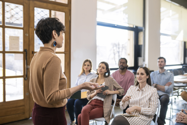 Professeur en face d'une classe d'étudiants