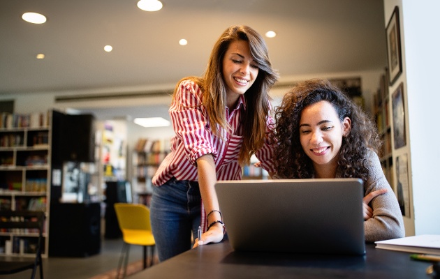 deux étudiants regarde un ordinateur portable